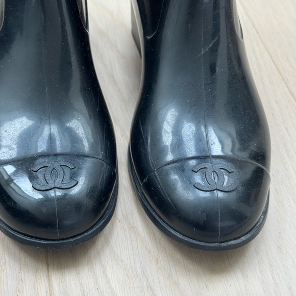 CHANEL Black Women's Winter Rain Boots with Floral Detail - Picture 4 of 8